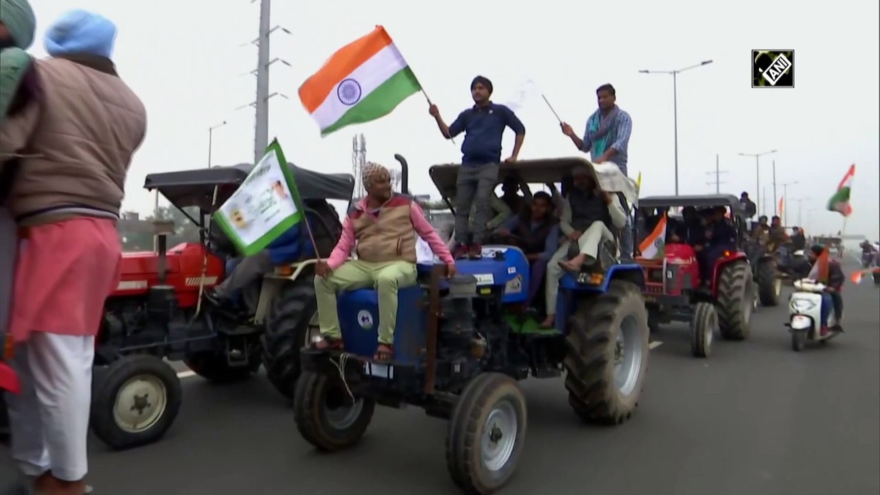 गाजीपुर बॉर्डर पर किसानों का ट्रैक्टर मार्च