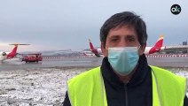 El aeropuerto de Barajas descongela sus aviones por el temporal de nieve