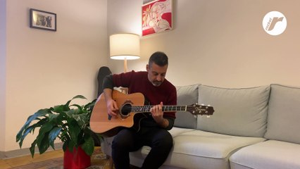 Max Elli canta e suona "Vivere o morire" per Rockol