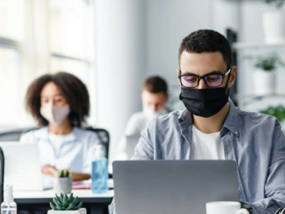 Darum sollten Sie auch im Büro eine Maske tragen