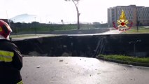 Italie: Un énorme gouffre se forme dans le parking d’un hôpital à Naples - Les pompiers sont à la recherche de potentielles victimes - VIDEO