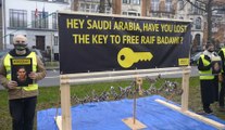 Amnesty a déposé une clé à l'ambassade saoudienne à Bruxelles pour libérer Raif Badawi