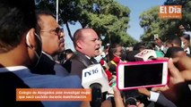 Colegio de Abogados pide investigar mujer que sacó cuchillo durante manifestación