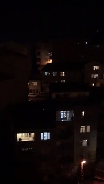 protestolar evlerde tencere tava sesleriyle sürüyor