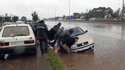 أمطار غزيرة تسبب اضطرابات في حركة المرور وتخلف قتيلا في الدار البيضاء