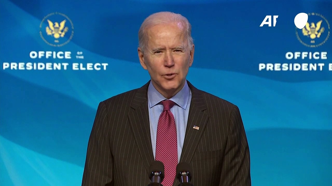 La distribución de las vacunas de covid-19 en EEUU ha sido una "farsa", dice Biden