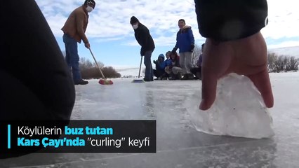 Köylülerin buz tutan Kars Çayı'nda "curling" keyfi