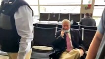 Gritos de traidor al Senador Republicano Lindsey Gaham en un aeropuerto por traicionar a Trump