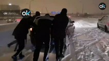 Los jugadores del Rayo se bajan a empujar coches en plena nevada
