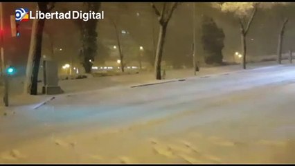 Impresionante imagen de una calle de Madrid completamente tapada por la nieve