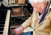 Anciano de 94 años interpreta 