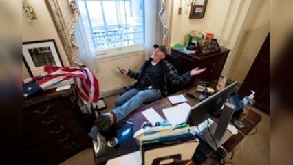 Fotógrafo Jim Lo Scalzo dice que el asalto al capitolio le recordó la caída de Husein