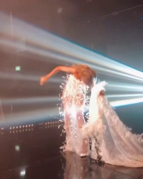شاهد لحظة سقوط مايا دياب في دوب Maya Diab