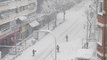 Vecino de Vallecas aprovecha las fuertes nevadas para esquiar por las calles