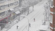 Vecino de Vallecas aprovecha las fuertes nevadas para esquiar por las calles