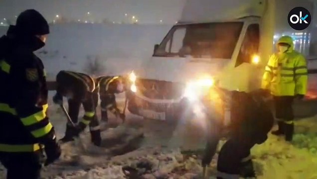 La nieve deja atrapados cientos de camiones en mitad de la carretera