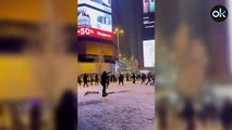 La Policía frena una batalla campal de bolas de nieve en plena Plaza de Callao de Madrid