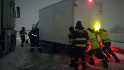 Download Video: La gran nevada en Madrid deja atrapados en las carreteras a decenas de conductores