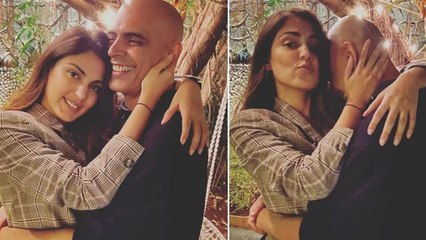 下载视频: Rhea Chakraborty Attends Her First Party After Getting Out Of Jail