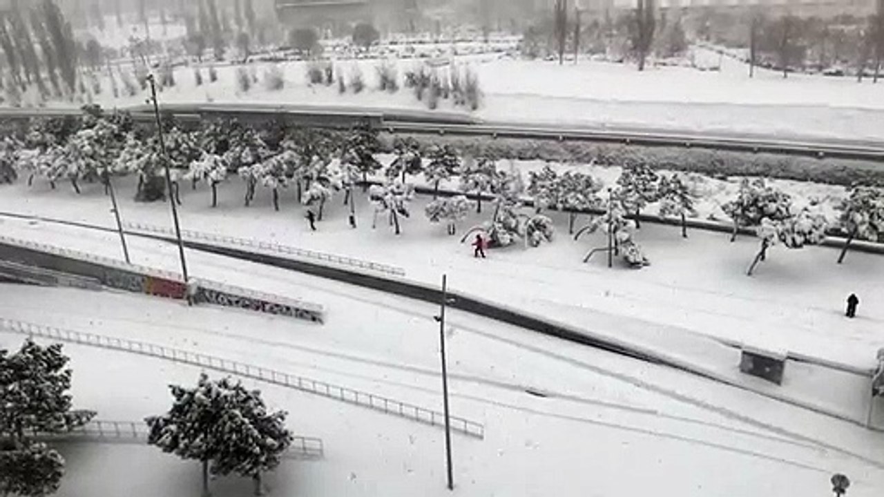Esquiando en Madrid Río en medio de la intensa nevada