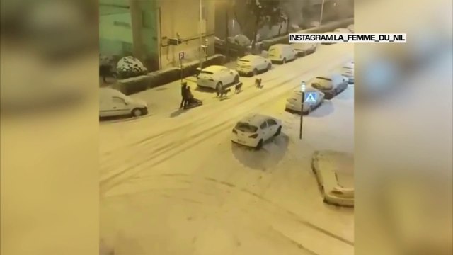 À Madrid, un homme profite des fortes chutes de neige pour se déplacer en traîneau