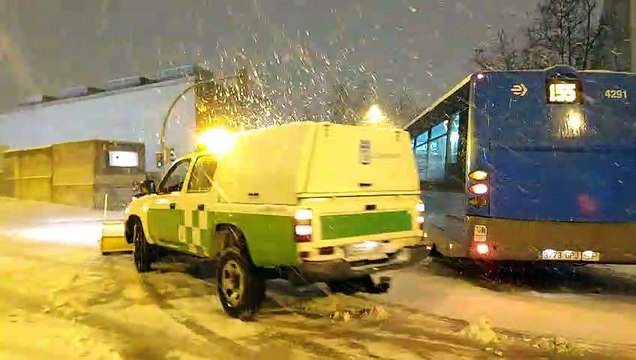 Miles de conductores atrapados en las carreteras por la nevada que ha obligado a cerrar Barajas