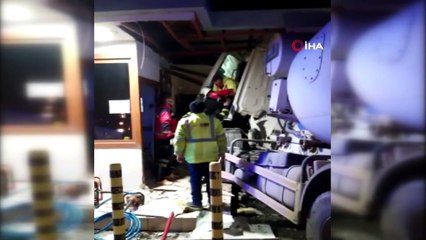 Beton mikseri fabrikanın güvenlik kulübesine çarptı