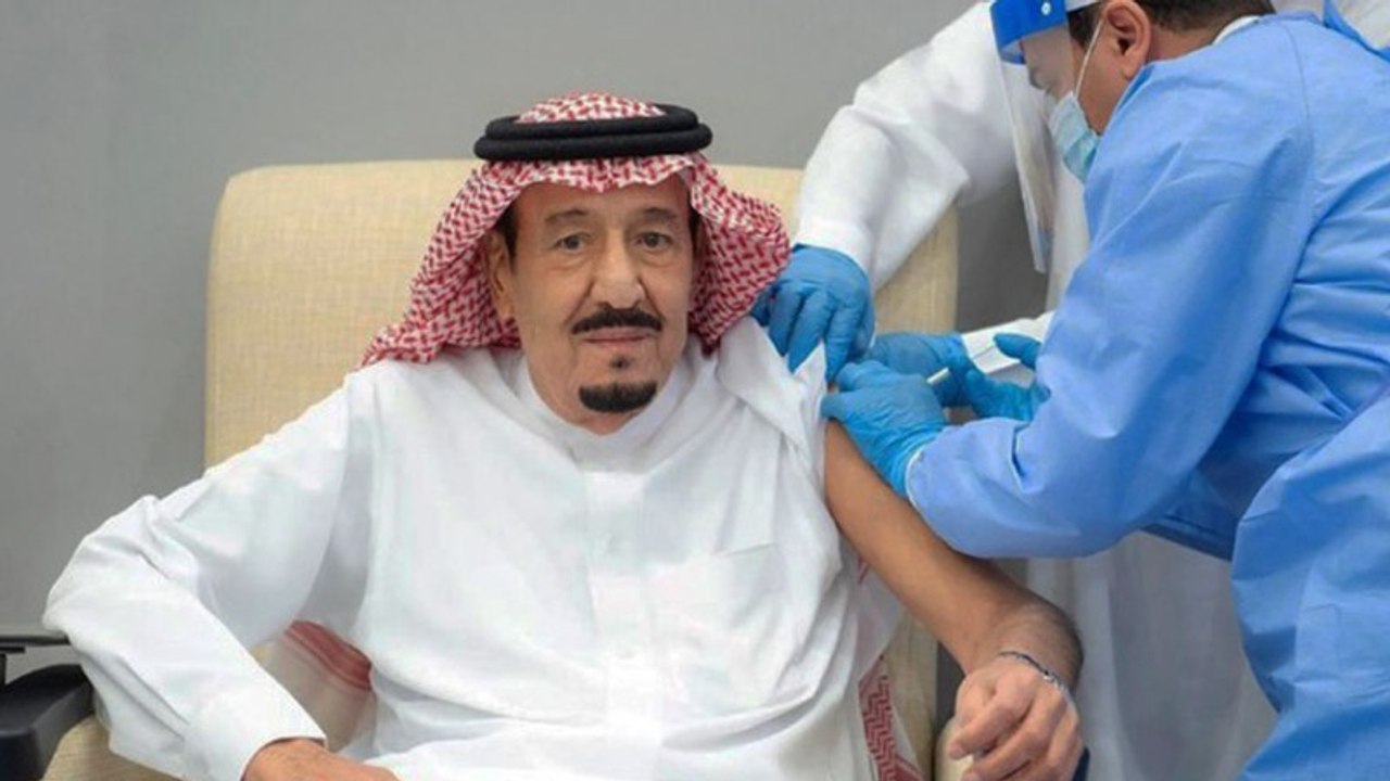 Raja Arab Saudi Salman bin Abdulaziz Disuntik Vaksin COVID-19