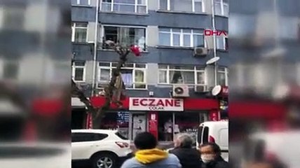 Fatih'te eline ne geçirdiyse balkondan aşağı attı
