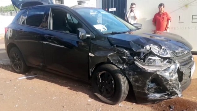 Corsa tem a lateral destruída após ser atingido por Onix na Rua Rio Grande do Sul, no Centro
