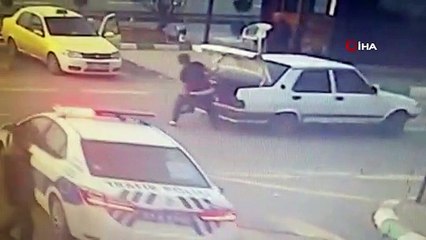 Polise böyle yakalandılar...Darp ettikleri şahsı otomobilin bagajından çıkarıp sokak ortasına attılar