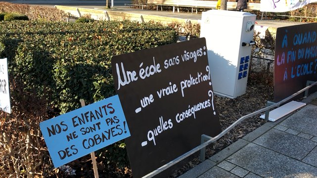 Ils manifestent contre le port du masque à l’école