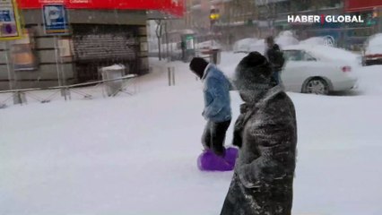 Kar fırtınası İspanya'da hayatı felç etti