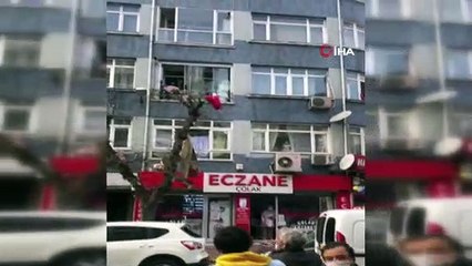 Yabancı uyruklu şahıs eline ne geçtiyse camdan attı