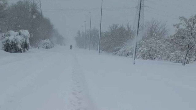 Laura, durante su travesía de 5 kilómetros en la nieve, tras estar 14 horas atrapada en su coche.