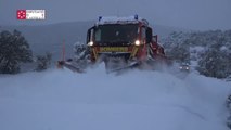 Los bomberos de Castellón trabajan para retirar la nieve en las carreteras