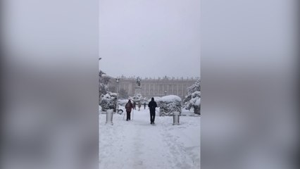 El Palacio Real se llena de visitantes para disfrutar de la nieve