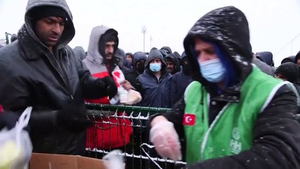 En Bosnie, les migrants de l'ancien camp de Lipa grelottent en attendant un abri