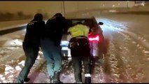La Guardia Civil pasa la noche desalojando los coches de la M40
