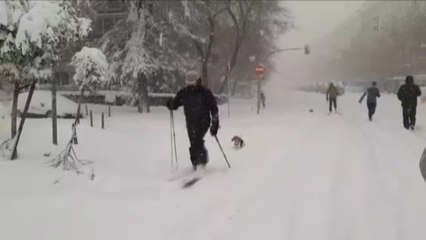 La gran nevada convierte las calles de Madrid en pistas de esquí