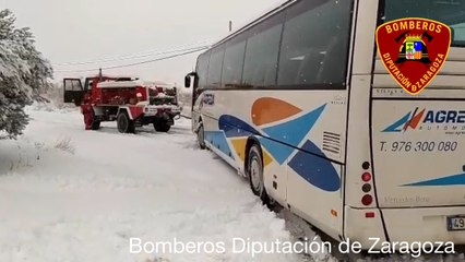 下载视频: Bomberos de Diputación de Zaragoza rescatan a un autobús atrapado por temporal