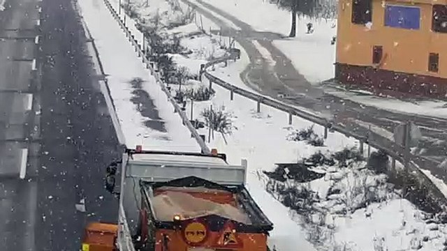Ambulancias transportan vacunas por carretera