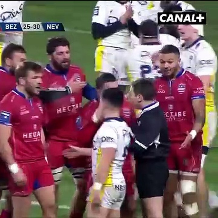 Josaia Raisuqe célèbre la victoire en soulevant l'arbitre
