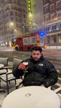 Petite bière sous la neige à Madrid