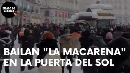 PUERTA DEL SOL al ritmo de "LA MACARENA" bajo la NIEVE