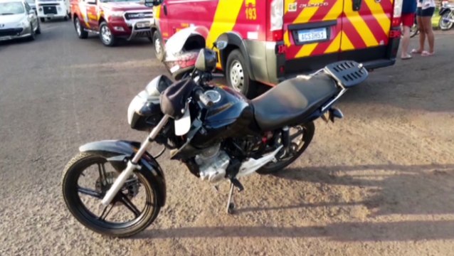 Moto e bicicleta batem em cruzamento no Brasmadeira; socorristas e médico do Siate foram mobilizados