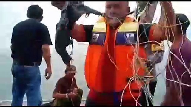 Autoridades indonésias procuram destroços do avião desaparecido