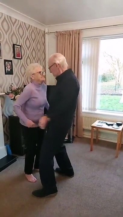 Un papi et mamie dansent comme de jeunes premiers