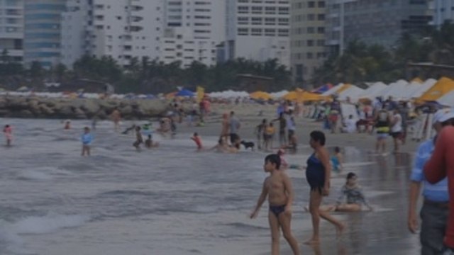 Playas abarrotadas en Colombia pese a que cifra de contagios de covid-19 se mantiene al alza