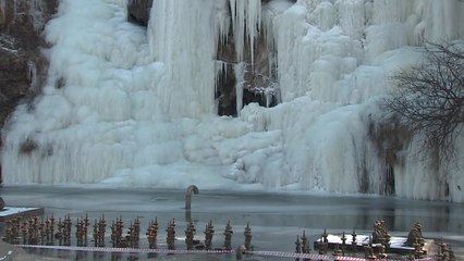 [날씨] 북극 한파가 만든 장관...25m 폭포도 얼었다 / YTN